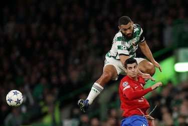 Cameron Carter-Vickers salta por encima de Álvaro Morata.