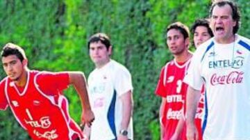 <b>TÁCTICO. </b>El seleccionador argentino de Chile, Bielsa, dirige un entrenamiento de sus jugadores.