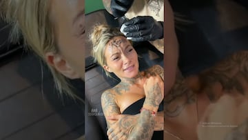 Mujer se tatua el nombre de su pareja en la frente y se hace viral