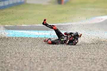 El piloto italiano de Aprilia Racing, Marco Bezzecchi, se va al suelo tras la salida. 