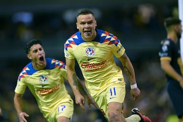 America's Uruguayan forward Jonathan Rodriguez (R) celebrates after scoring a goal during the Mexican Apertura football tournament match between America and Pumas at Estadio Azteca in Mexico City on September 30, 2023. (Photo by RODRIGO ARANGUA / AFP)