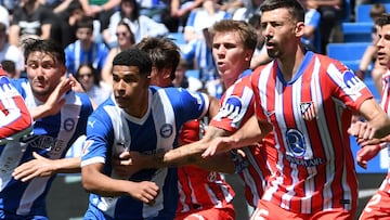 Mouriño y Lenglet disputan por un balón.
