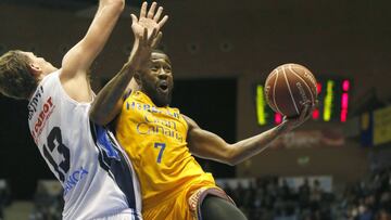 El base estadounidense del Herbalife Gran Canaria Bo McCalebb entra a canasta ante el ucraniano Artem Pustovyi, del Rio Natura Monbus Obraodoiro.