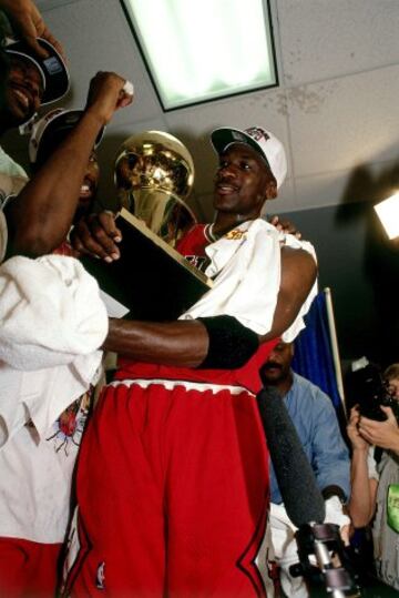 En 1991 gan¨® el primero de sus 6 anillos de campe¨®n de la NBA. Los otros fueron en 1992, 1993, 1996, 1997 y 1998, todos con Chicago Bulls.