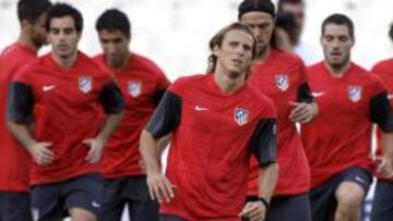 El Atlético de Madrid comenzó hoy su preparación para el partido de vuelta de la previa de la Liga de Campeones contra el Panathinaikos, el próximo martes en el estadio Vicente Calderón, con casi todos sus efectivos, salvo las conocidas bajas por lesión de Mariano Pernía e Ignacio Camacho