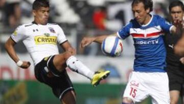 Esteban Pavez y Michael Ríos en el último clásico entre Colo Colo y la UC. Fue 2-2 en abril de este año en el Monumental