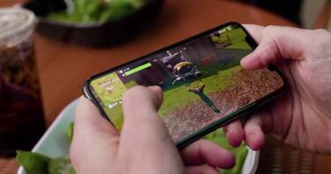 ¿Quiénes gastan más dinero en apps de móviles, las mujeres o los hombres?