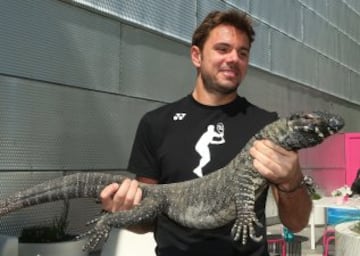 Stan Wawrinka posa con un lagarto en sus manos.