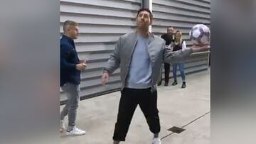 Messi's cool-as-ice trick shot