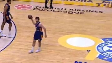 El feo gesto de Llull a los árbitros tras perder 75-74