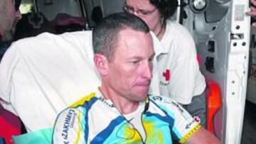 <b>ACCIDENTE. </b>Armstrong fue el único ciclista que resultó lesionado en una montonera. Fue evacuado en ambulancia a Valladolid.