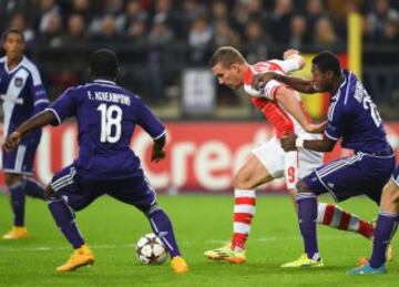 Lukas Podolski es marcado por Chancel Mbemba.