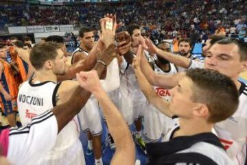 Los jugadores del Real Madrid celebran su victoria contra el Valencia Basket y el pase a la final.