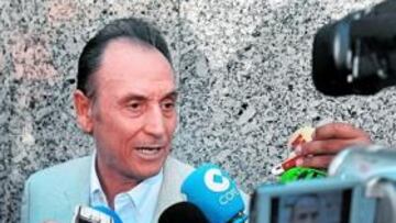 <b>PLANTÓN. </b>Manuel Ruiz de Lopera, máximo accionista del Betis, atiende a los medios informativos.