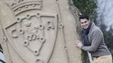 EMBLEMA. Andrés posa en Tajonar con el escudo del club.