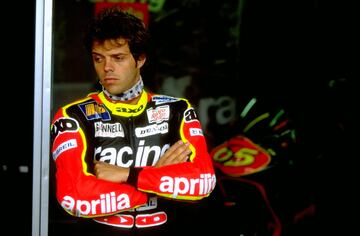 Loris Capirossi es un expiloto de motociclismo italiano que fue tres veces campeón del mundo, dos en la categoría 125cc y una en 250cc. En relación con el GP de Gran Bretaña, Capirossi logró vencer en 1990 y 1991 en 125cc. En los años 1994 y 1998, se proclamó ganador de la carrera en 250cc. Es el piloto más joven en ganar un Mundial y lo consiguió en su debut, con solo 17 años, en el 1990, mismo año donde ganó su primer GP en Gran Bretaña. En su palmarés tiene 29 GP ganados, 99 podios, 41 poles y 32 vueltas rápidas. Pedro Acosta con 17 años y 166 días se ha convertido en segundo campeón más joven de la historia, quedándose solamente a un día del récord que sigue teniendo hasta el momento Loris Capirossi.