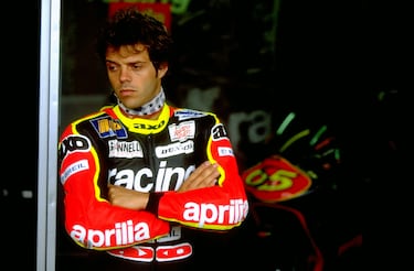 Loris Capirossi es un expiloto de motociclismo italiano que fue tres veces campeón del mundo, dos en la categoría 125cc y una en 250cc. En relación con el GP de Gran Bretaña, Capirossi logró vencer en 1990 y 1991 en 125cc. En los años 1994 y 1998, se proclamó ganador de la carrera en 250cc. Es el piloto más joven en ganar un Mundial y lo consiguió en su debut, con solo 17 años, en el 1990, mismo año donde ganó su primer GP en Gran Bretaña. En su palmarés tiene 29 GP ganados, 99 podios, 41 poles y 32 vueltas rápidas. Pedro Acosta con 17 años y 166 días se ha convertido en segundo campeón más joven de la historia, quedándose solamente a un día del récord que sigue teniendo hasta el momento Loris Capirossi.