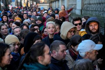 Yulia Navalnaya, en el centro, viuda de Alexey Navalny, hace fila con otros ciudadanos en un centro de votacin cerca de la embajada rusa en Berln el 17 de marzo.