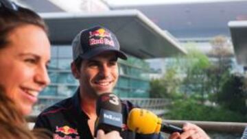<b>ES NOTICIA. </b>Alguersuari atiende a los medios ayer en Shanghai.