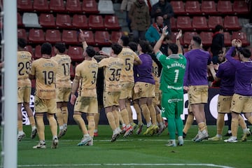 Los jugadores del Málaga festejan con su afición. 