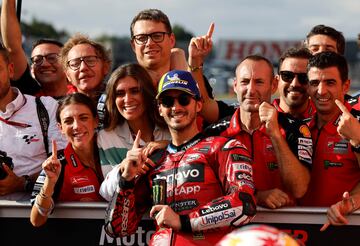 Francesco Bagnaia celebra emocionado su victoria en la carrera del GP de Japón.