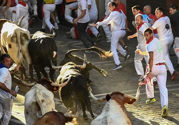 Imágenes del séptimo encierro de los Sanfermines 2022. La ganadería encargada de los toros de este séptimo encierro será la de Victoriano del Río, una de las más importantes del panorama taurino nacional.