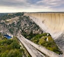 La colosal presa helmántica construida en 1970: es uno de los motores hidroeléctricos de España con un muro digno de ‘Juego de Tronos’