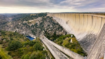 Construido en 1970 y con una capacidad de 2.648 hectómetros cúbicos de agua.