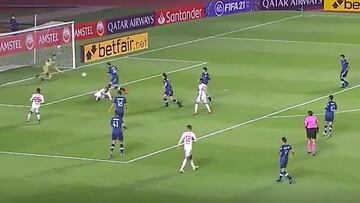 La brillante atajada con los pies de Arias contra Sao Paulo