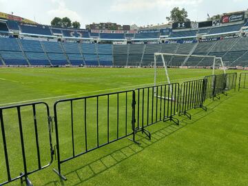 Contrario a lo que se había dicho en redes sociales, el césped todavía luce dentro del Estadio Azul. 