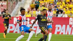 El jugador del Girona Sávio  lucha por la posesión del balón con Jonathan Viera, de Las Palmas.