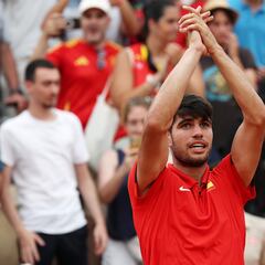 Who does Carlos Alcaraz play against next in the quarterfinals at the 2024 Olympics in Paris?