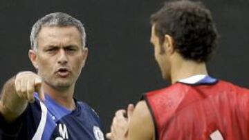 <b>LÍO. </b>Mourinho en un entrenamiento del Chelsea con Carvalho.