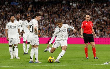 3-2. Libre indirecto que Kylian Mbappé toca para Fran García, se la devuelve y ejecuta con la derecha, la barrera se abre y sorprende a Dmitrovic que no llega al balón.