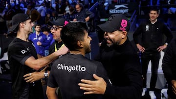Momo Gonzalez y Chingotto, con Agüero, felicitados tras su victoria.