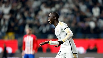 Ferran y Mendy, durante el Real Madrid-Atl¨¦tico de Riad.