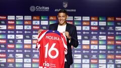 MADRID, 29/07/2022.- El argentino Nahuel Molina sostiene la camiseta con su dorsal durante su a presentación como nuevo jugador del Atlético de Madrid, este viernes en el Auditorio del Metropolitano. EFE/ Rodrigo Jimenez
