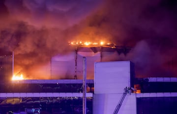 El Crocus City Hall, a las afueras de Moscú, en llamas tras el atentado perpetrado por un grupo de personas vestidas camuflaje y armas de asalto.