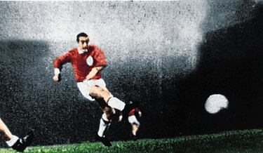 El exfutbolista del Reino Unido (nacido en 1938) murió el pasado 1 de marzo, con 82 años. Fue delantero del Liverpool de Bill Shankly. Logró dos ligas inglesas y una FA Cup, la primera de la historia del conjunto red y que se ganaría gracias al gol decisivo anotado por St John.