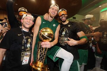 Kristaps Porzingis y Jayson Tatum celebran en el vestuario el título de la NBA.