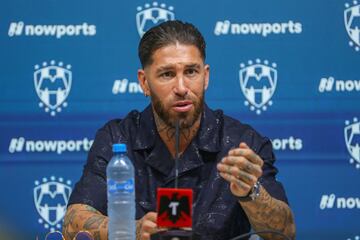 Sergio Ramos se presentó con Monterrey junto al presidente Antonio ‘Tato’ Noriega. “Dejar un legado en México es un reto personal. No vengo a pasear sino a conquistar títulos nuevos. El fútbol no es una cuestión de edad, es cuestión de rendimiento”, declaró como Rayado.
