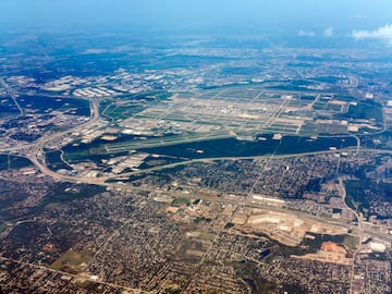 Localizado en entre las ciudades de Dallas y Fort Worth y es el aeropuerto m¨¢s transitado del estado de Texas. El Aeropuerto Internacional de Dallas-Fort Worth cuenta con cinco terminales.