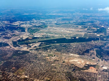 Localizado en entre las ciudades de Dallas y Fort Worth y es el aeropuerto más transitado del estado de Texas. El Aeropuerto Internacional de Dallas-Fort Worth cuenta con cinco terminales.