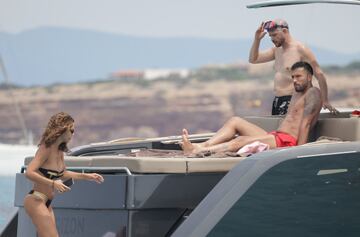 El jugador nacionalizado español y su mujer, la modelo y presentadora, aprovechan sus vacaciones disfrutando de las aguas ibicencas a bordo de un yate.