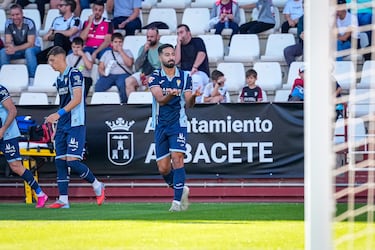 ¡Qué decisivo es Rubén Alves cuando se asoma por la portería rival! El central del Córdoba inauguró el marcador contra el Albacete, con un remate de cabeza. Una de las especialidades del sobrio central.