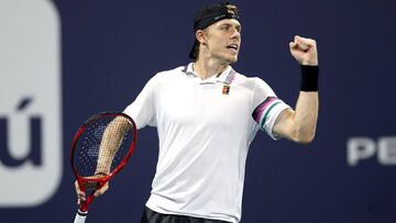 Denis Shapovalov celebra un punto ante Frances Tiafoe durante su partido de cuartos de final del Miami Open Presented by Itau en el Hard Rock Stadium de Miami Gardens, Florida.