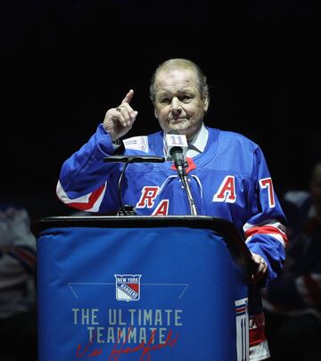 La NHL llora al canadiense Rod Gilbert, leyenda de los New York Rangers, fallecido a los 80 años. En sus 18 temporadas con los blueshirts, entre 1969 y 1978, logró varios récords: es el delantero que más partidos ha jugado, 1.065, con una recolecta de 406 goles, 1,021 puntos y 52 goles ganadores. También fue el primer ‘ranger’ en alcanzar los mil puntos. En la liga tiene otros registros, como puntuar en los 14 primeros partidos de la temporada o el de tiros en un partido con 16. Junto a sus compañeros Jean Ratelle y Vic Hadfield formó la famosa GAG line. Fue conocido como Mister Ranger. En 1972 jugó con Canadá las míticas ‘Super Series’ contra la Unión Soviética, en las que coincidió con Tony Esposito, también fallecido este agosto. 