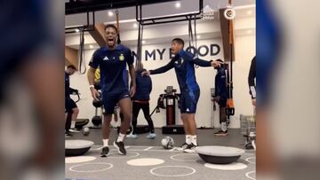 En un video compartido en sus redes, el colombiano aparece jugando y venciendo a un compañero, reflejando su felicidad en el club árabe.