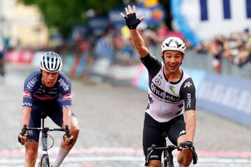 El ciclista del equipo Qhubeka Assos, el belga Victor Campenaerts, celebrando su victoria cruzando la línea de meta para ganar la 15ª