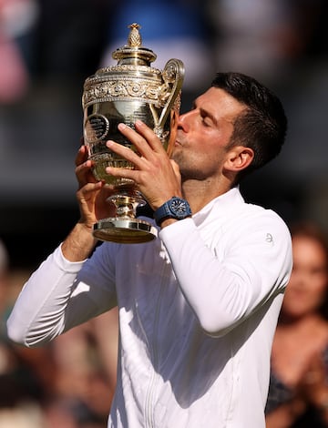 El tenista serbio, Novak Djokovic, celebrando su séptimo Wibledom y su 21º Grand Slam, tras vencer en la final a Kyrgios.